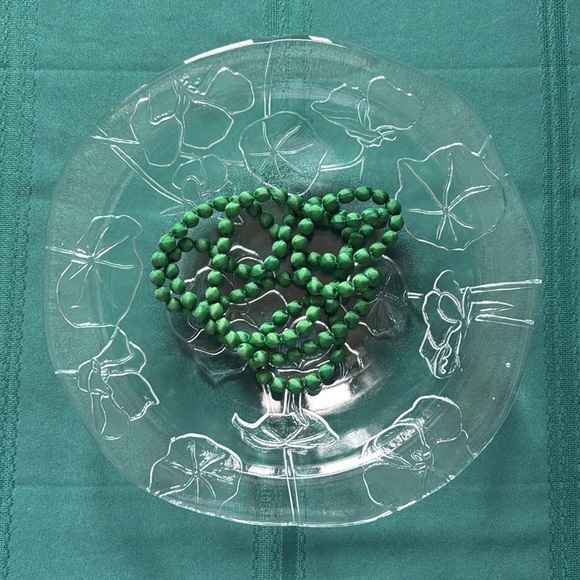 Large clear glass bowl with a minimal pattern of leaves. - Picture 7 of 9